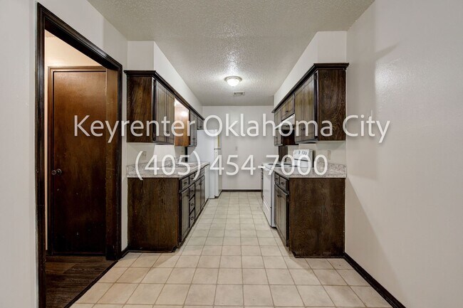 Building Photo - 920-922 SW 97th St Duplex
