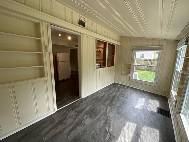 Building Photo - Worthington Colonial Hills with Attached Single Car Garage