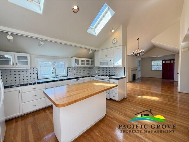 Building Photo - Updated 3 Bedroom in Pacific Grove!
