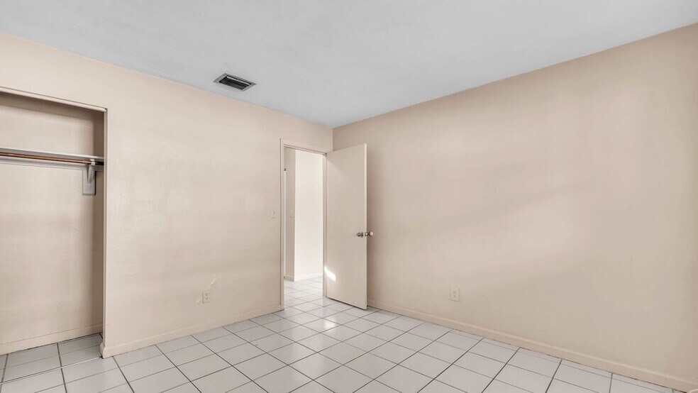 Building Photo - 6116 SW 39th St