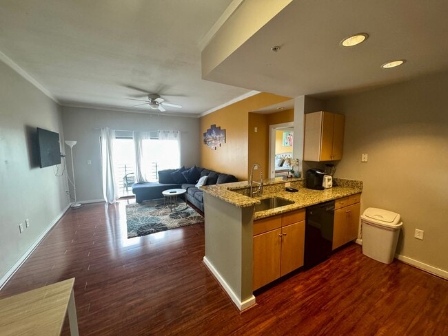 Building Photo - One Bedroom Furnished Condo in Uptown Char...