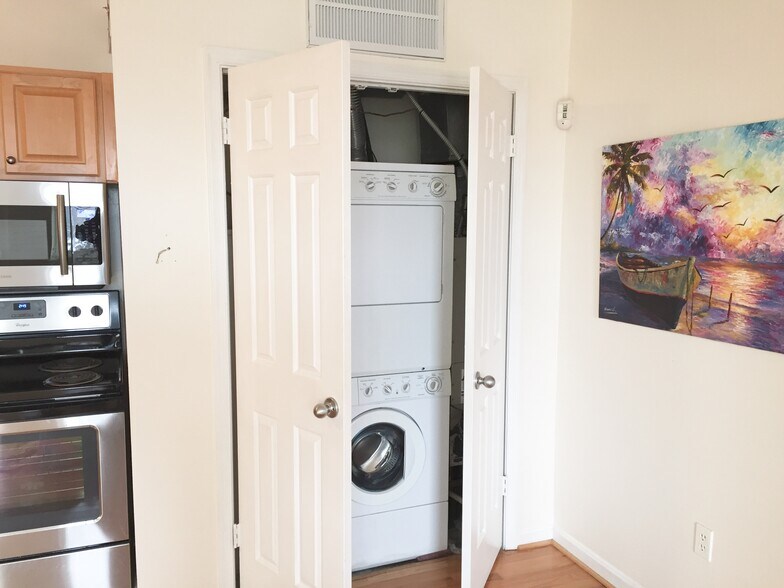 Building Photo - 730 11th St NE