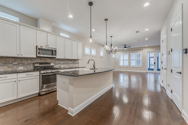 Building Photo - Stunning David weekly designed 3 BR+ OFFICE/ 2.5 BA / 2 Car executive townhouse in Hyde Park / So...