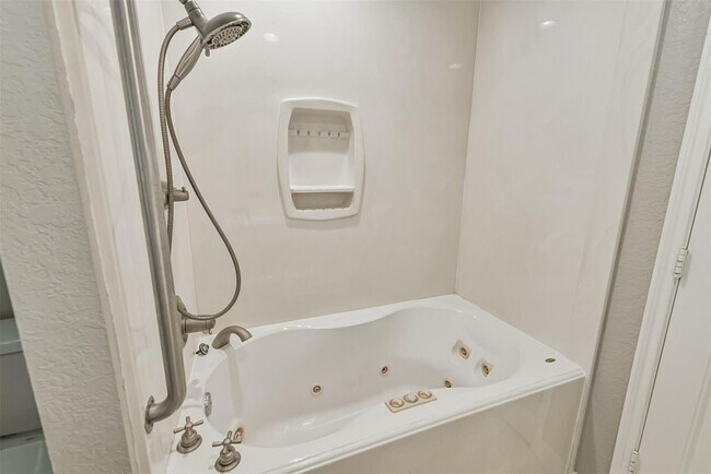 Building Photo - 28902 Twisted Oak Dr