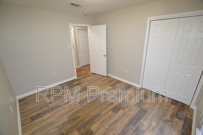 Building Photo - 5157 Cumberland Cove Dr