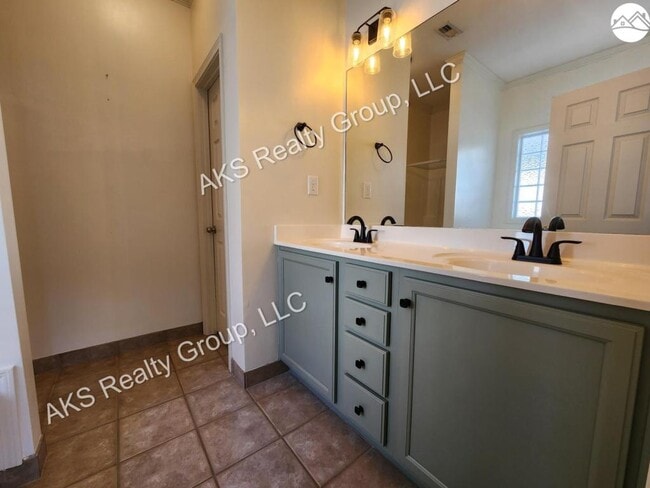 Building Photo - 104 Lantana Cir