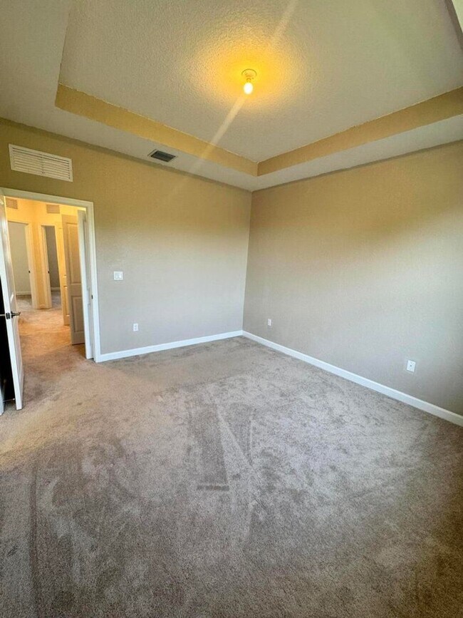 Building Photo - 5442 SW 14th Ct