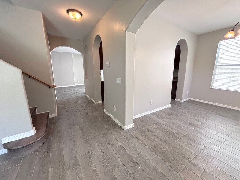 Building Photo - 947 S Utilis Dr