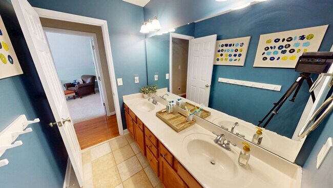 Building Photo - 5 Bedrooms with Golf Course Views in Carol...