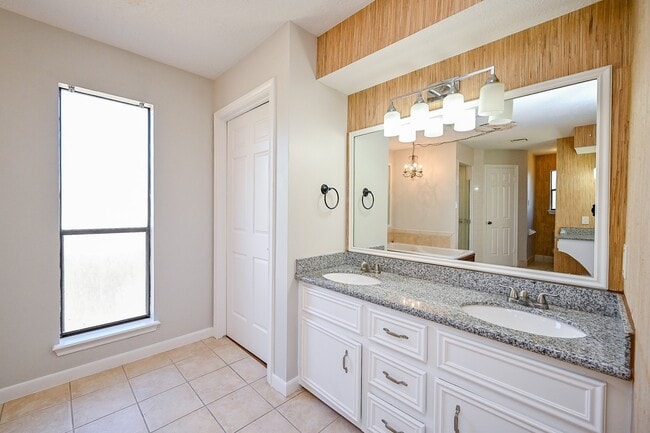 Building Photo - 12011 Autumn Creek Dr