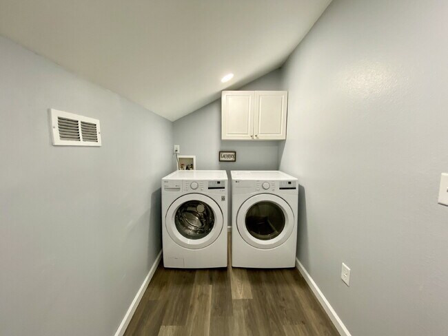 Building Photo - Modern & Completely Renovated Condo in the...