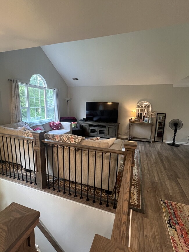 Building Photo - Spacious Multi-Generational Home on 3 Acre...