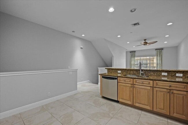 Building Photo - 4902 Vine Cliff Way E