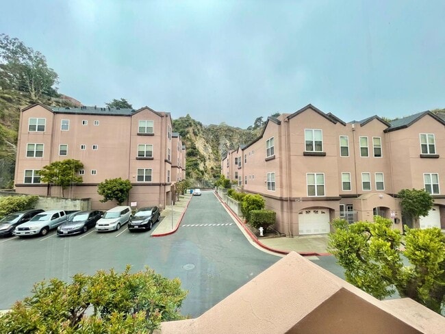 Building Photo - 2BD/2BA Spacious Crocker Amazon Condo, Gat...