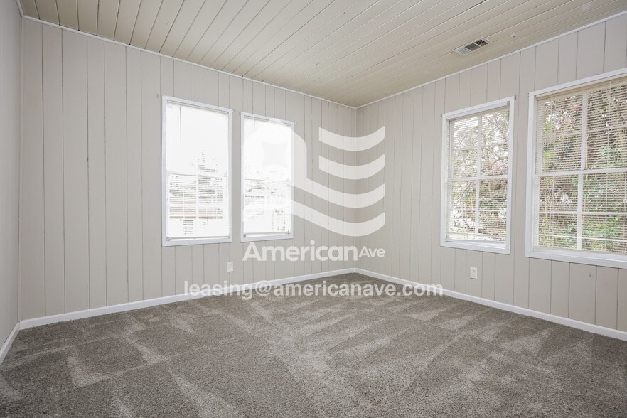 Building Photo - 1703 Pine St