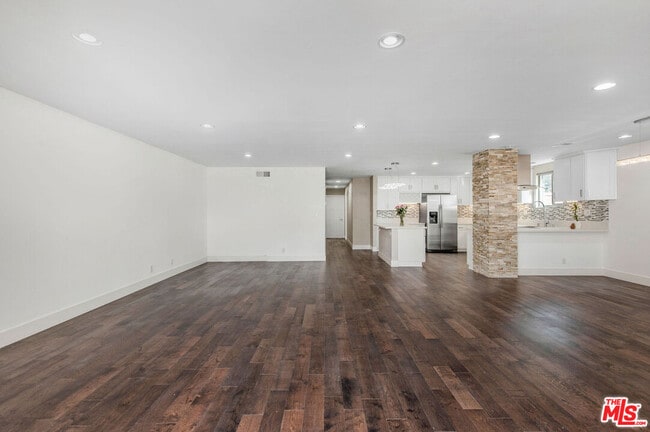Building Photo - 150 N Almont Dr