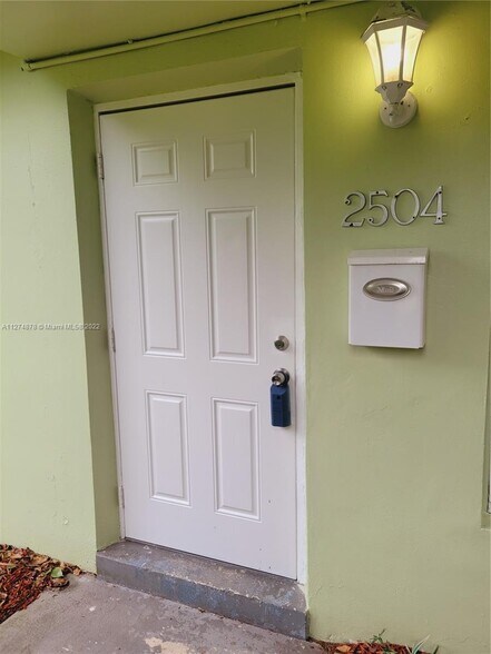 Building Photo - 2504 NW 9th Ln