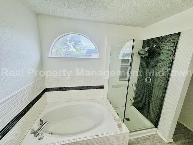 Building Photo - Spacious, Freshly Updated Family Home in P...