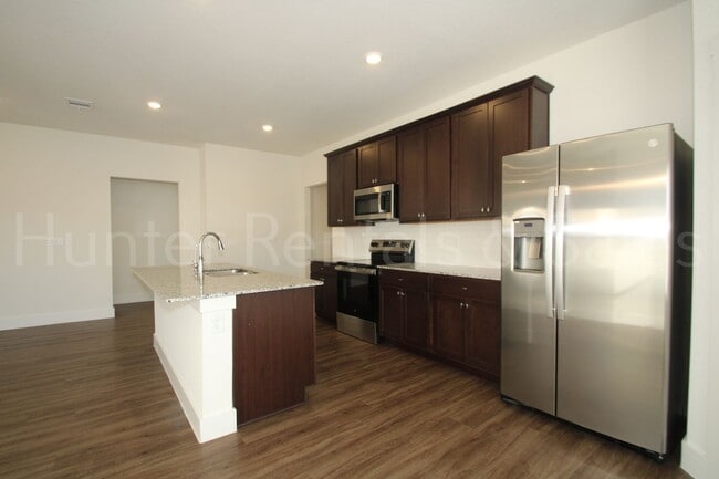 Building Photo - Newer Modern Cove 4 Bedroom