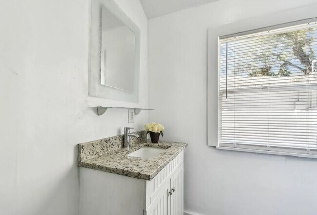 Building Photo - Housing Voucher Accepted: Charming 4-Bedroom Home in Saint Petersburg