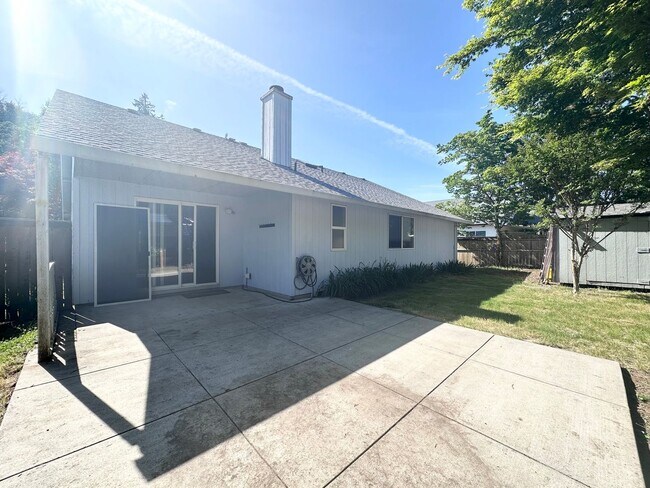 Building Photo - Wonderful centrally located Powell Butte 3...