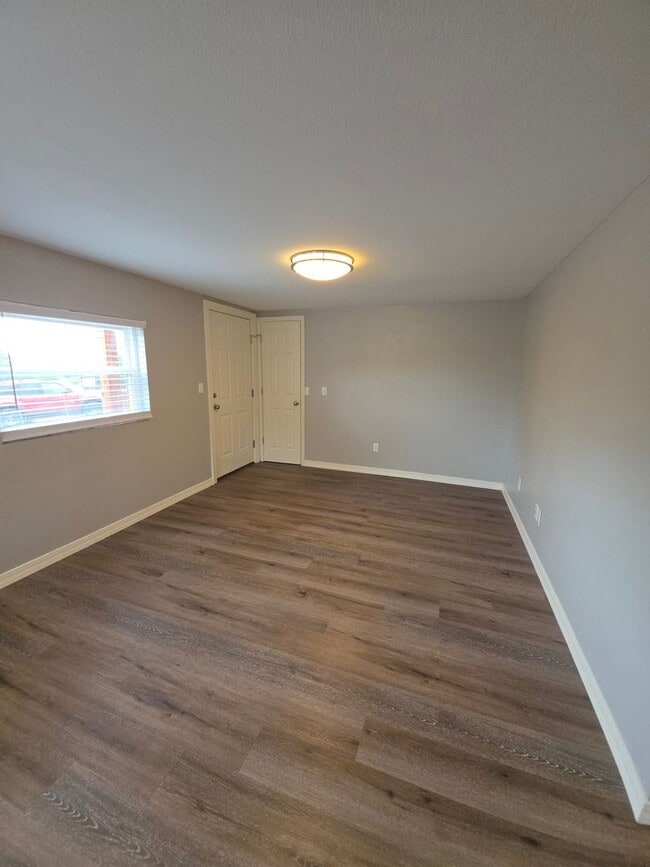 Building Photo - 709 W 13th St