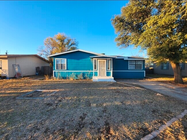 Primary Photo - Take a look inside! 4 bed 2 bath with 3 car garage