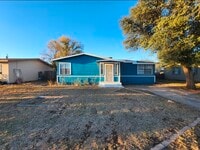 Building Photo - Take a look inside! 4 bed 2 bath with 3 car garage