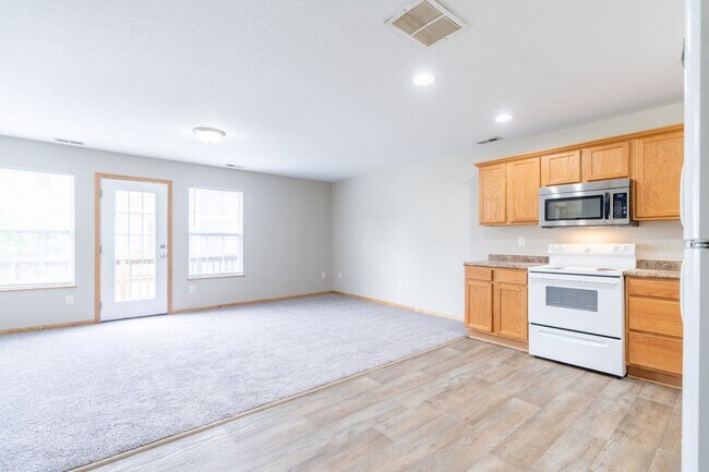 Building Photo - 2 Bedroom 2 Bathroom Town House - End Unit