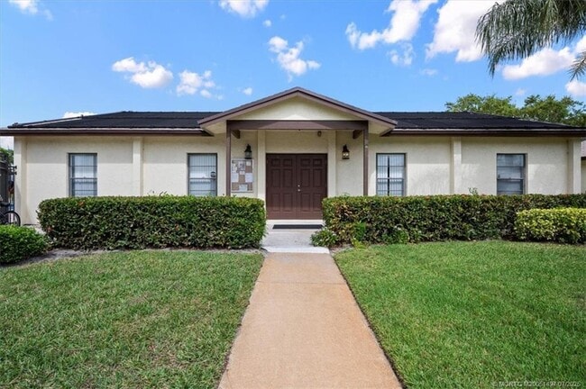 Building Photo - 8085 SE Villa Cir