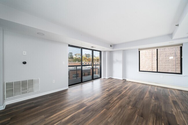 Building Photo - 700 1st St
