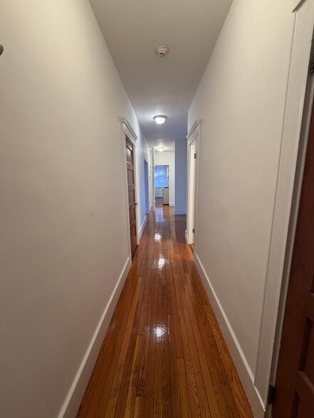 Building Photo - 9 Braemore Rd