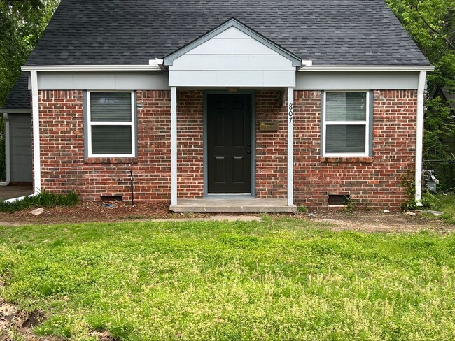 Primary Photo - Beautiful Two Bedroom, One Bath Ready For ...