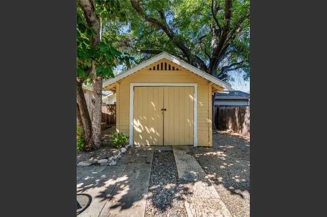 Building Photo - 846 N Wilson Ave