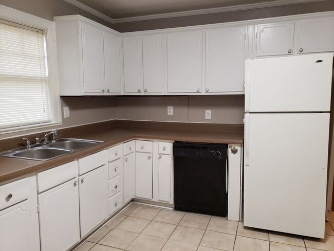 Building Photo - MOVE IN TODAY! Cute 3 bedroom 2 bath locat...