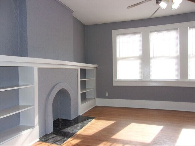 Building Photo - 1 BED 1 BATH 1 CAR DETACHED GARAGE CRESTWO...
