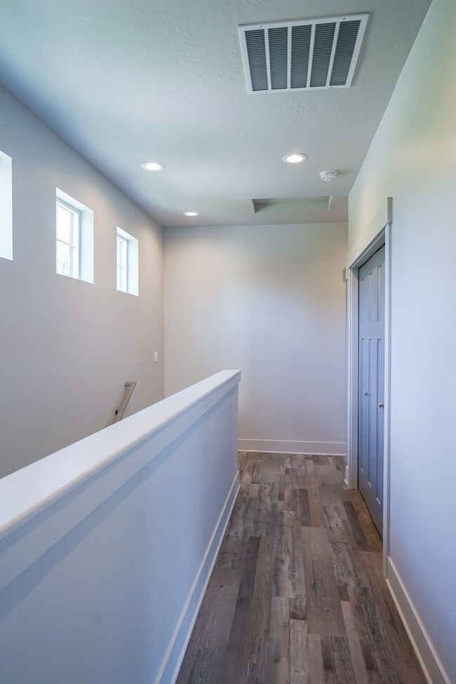 Building Photo - 2148
