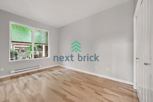 Building Photo - "Charming 1-Bedroom Condo in Redmond: Cozy Living with Modern Comfort at 641 Sq Ft!"