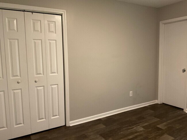 Building Photo - Charming 2 bedroom 2 bath duplex. Just a short drive to the area bases, shopping and fine dining....