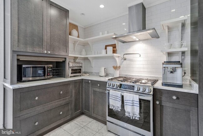 Building Photo - 611 G St SE