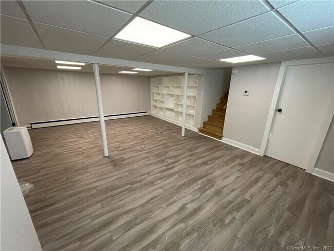 Building Photo - Quaint Single Family in Mystic!