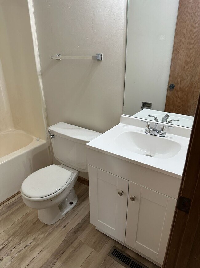 Building Photo - 3 bedroom, 3.5 bathroom, remodeled Southside townhome