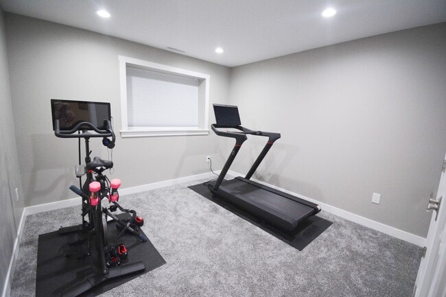 Building Photo - 5 Bed | 3 Bath | Luxury Living at Its Finest