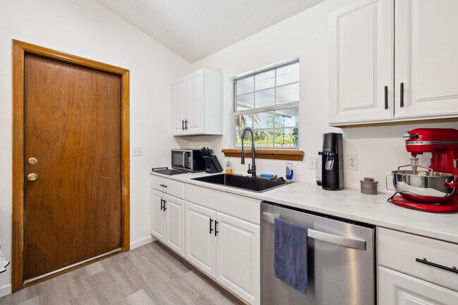 Building Photo - 1517 Kruse Dr