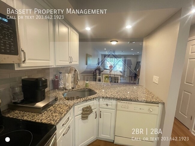 Building Photo - 40 Manorwood Dr