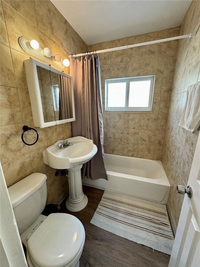 Building Photo - 1215 NE 109th St