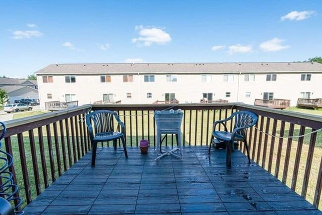 Building Photo - Must See!  2 Bedroom 2.5 Bath Condo