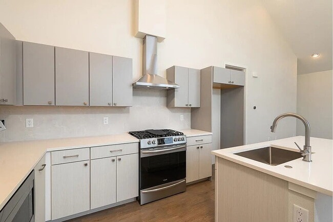 Building Photo - Modern 3 bed / 2.5 bed farmhouse townhome below market rent value