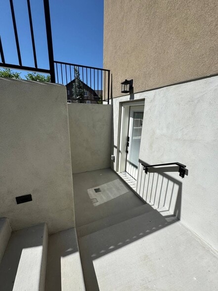 Building Photo - 698 S Lake View Dr