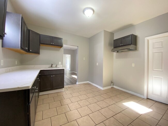 Building Photo - 3 Bed Home Available NOW